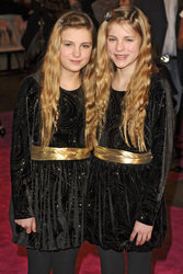 Hollie Mackie, Cloe Mackie