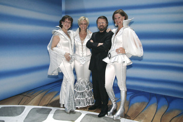 Björn Ulvaeus (ABBA) mit Darstellerinnen