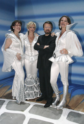 Björn Ulvaeus (ABBA) mit Darstellerinnen