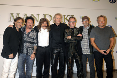 Al Di Meola, Steve Lukather (Toto), Leslie Mandoki, Laszlo Brencker, John Helliwell (Supertramp), Chris Thompson (Manfred Mann's Earth Band), Nick van Eede (Cutting Crew), Leslie Mandoki