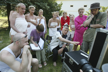 Jirí Menzel mit Schauspielerin und Komparsen