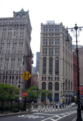 Downtown Manhattan am Fusse der Brooklyn Bridge