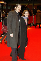 Götz Otto mit Partnerin