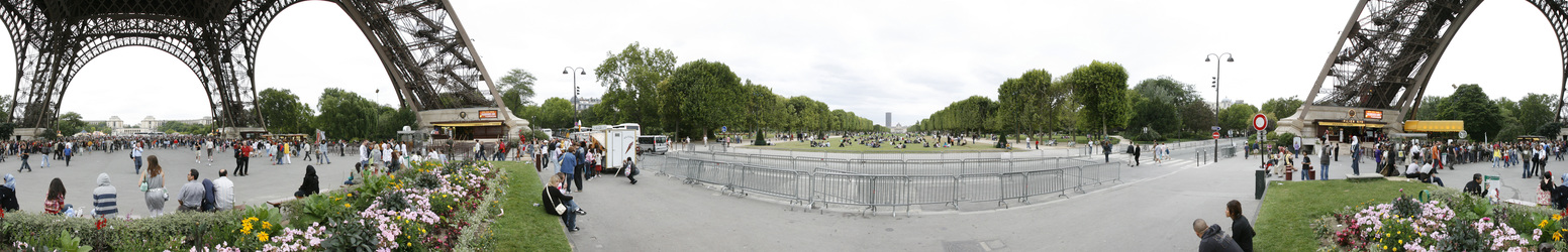 Eiffelturm und Parc du Champs de Mars