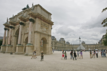 Arc de Triomphe du Carrousel und Louvre