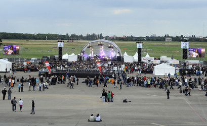 Bühne auf dem Flughafengelände