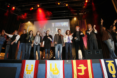 Julie Caitlin Brown, Peter Jurasik, Bruce Boxleitner, Leah Cairns, Nicki Clyne, Michelle Forbes, Jamie Bamber, Mary McDonnell, René Auberjonois, John de Lancie, LeVar Burton, Brent Spiner