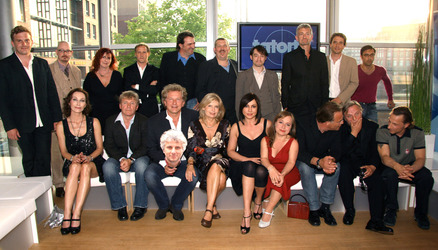 Stehend: Sebastian Bezzel, Gregor Weber, Maximilian Brückner, Andreas Hoppe, Dietmar Bär, Boris Aljinovic, Dominic Raacke, Oliver Mommsen, Mehmet Kurtulus. Sitzend: Andrea Sawatzki, Jörg Schüttauf, Miroslav Nemec, (Udo Wachtveitl), Sabine Postel, Simone Thomalla, Christine Urspruch, Klaus J. Behrendt, Axel Prahl, Richy Müller