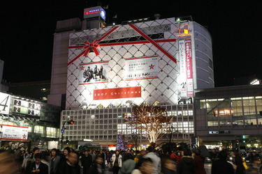Kaufhaus mit Weihnachtsdeko am Bahnhof von Sibuya