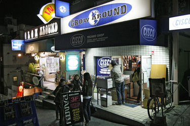 Jugendliche vor Plattenladen