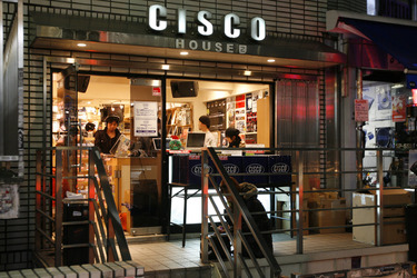 Jugendliche im Plattenladen