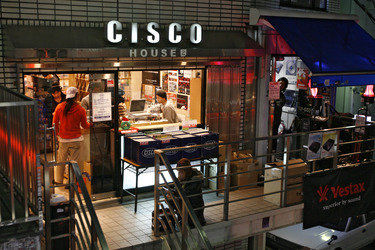 Jugendliche im Plattenladen