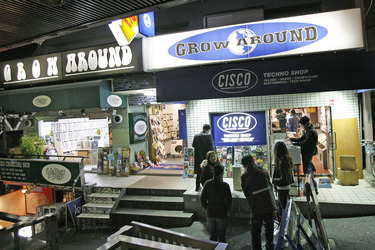 Jugendliche vor Plattenladen