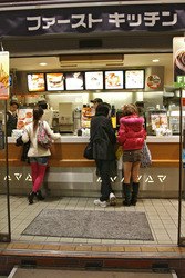 Jugendliche im Schnellrestaurant