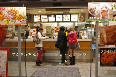 Jugendliche im Schnellrestaurant