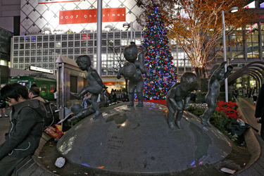 Weihnachtsimpression am Bahnhof von Shibuya