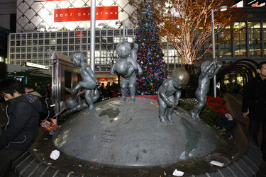 Weihnachtsimpression am Bahnhof von Shibuya