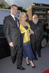 Udo Walz mit Lebensgefährten Carsten R. Thamm und Begleitung