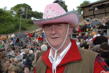 Fan mit Pfeil im Kopf