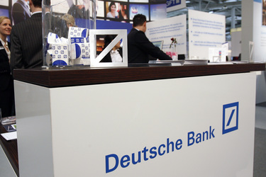 Taschentücher am Stand der Deuschen Bank