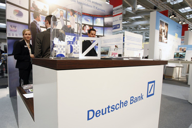 Taschentücher am Stand der Deuschen Bank