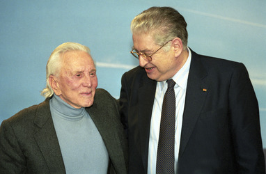 Kirk Douglas, Moritz de Hadeln