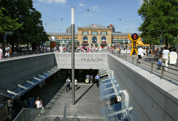 Niki de Saint Phalle Promenade und Hauptbahnhof