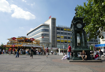 Kröpcke mit Kröpcke Uhr und FIFA 2006 Fanshop