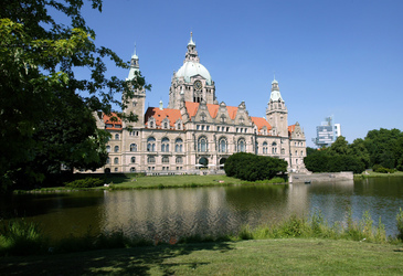 Das neue Rathaus am Maschpark und Nord/LB Turm