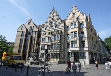 Leibnizhaus und Holzmarktbrunnen