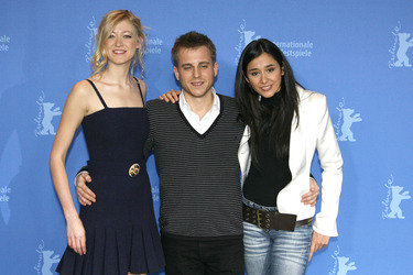 Siobhán Hewlett, Kevin Bishop, Dorka Gryllus