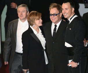 Louis Walsh, Sharon Osbourne, Elton John mit Freund David Furnish