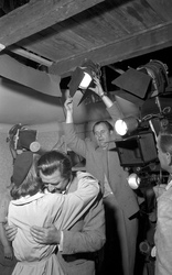 Gertrud Kückelmann und Hans Söhnker mit Filmcrew