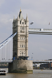 Tower Bridge mit Zeppelin