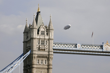 Tower Bridge mit Zeppelin
