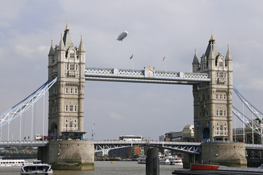 Tower Bridge mit Zeppelin