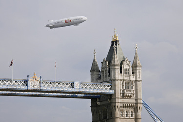 Tower Bridge mit Zeppelin