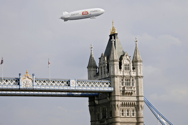Tower Bridge mit Zeppelin