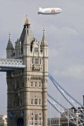 Tower Bridge mit Zeppelin
