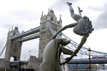 Mädchen mit Delfin / Girl with a Dolphin