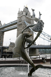 Mädchen mit Delfin / Girl with a Dolphin