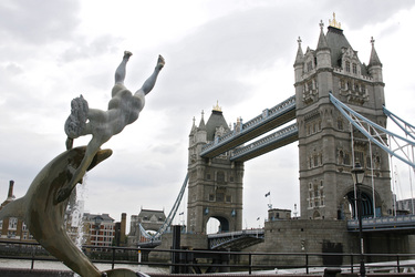 Mädchen mit Delfin / Girl with a Dolphin