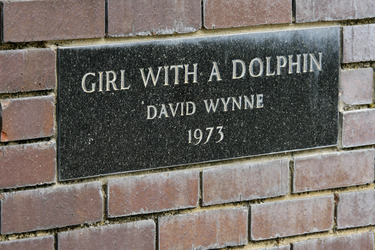 Mädchen mit Delfin / Girl with a Dolphin