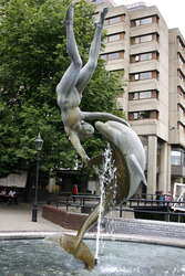 Mädchen mit Delfin / Girl with a Dolphin