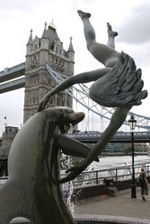 Mädchen mit Delfin / Girl with a Dolphin