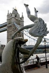 Mädchen mit Delfin / Girl with a Dolphin