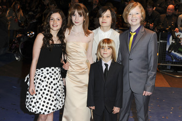 Lil Woods, Rosie Taylor-Ritson, Asa Butterfield, Oscar Steer, Eros Valhos