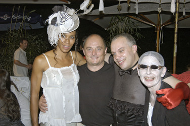 Barbara Becker und Jörg Mink mit Künstlern von Pomp, Duck und Circumstance