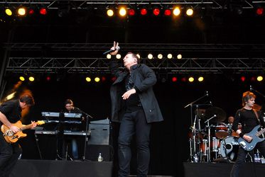 Charlie Burchill, Andy Gillespie, Jim Kerr, Mel Gaynor, Eddie Duffy