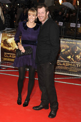 Jason Flemyng mit Begleitung